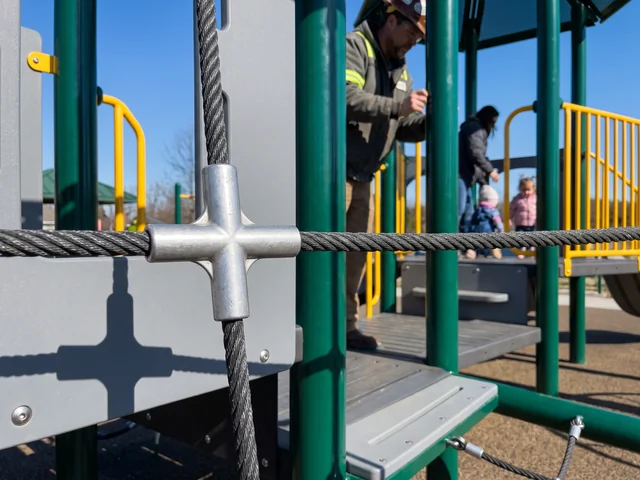 Aluminum connector joining steel-core polyester climbing ropes