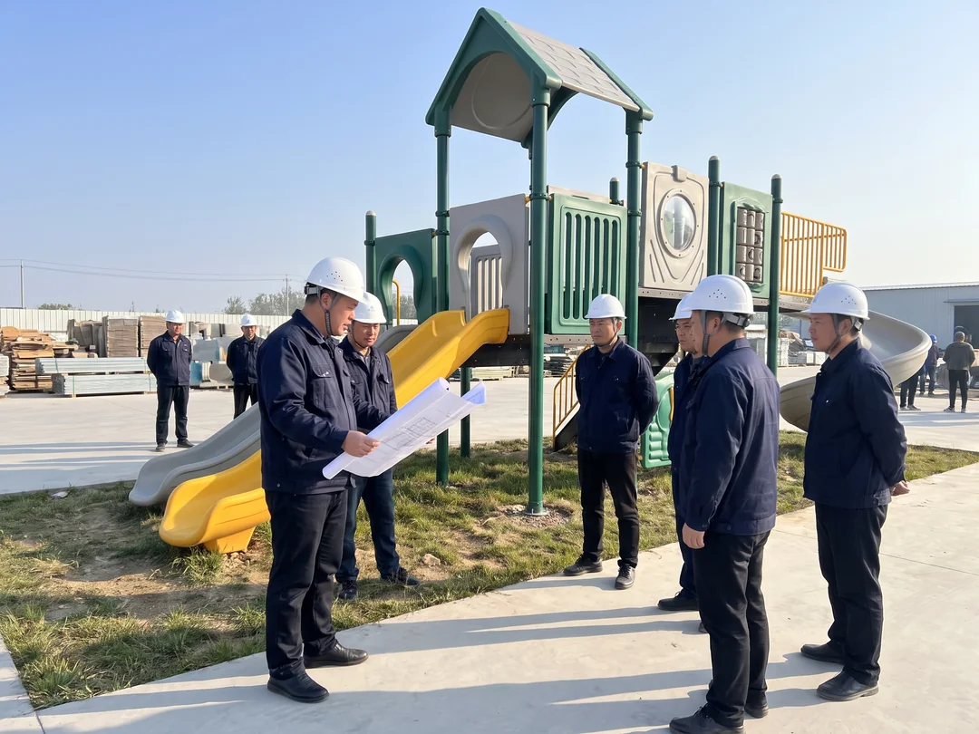 A supervisor from the pre-assembly yard team with a drawing in front of a pre-assembled structure