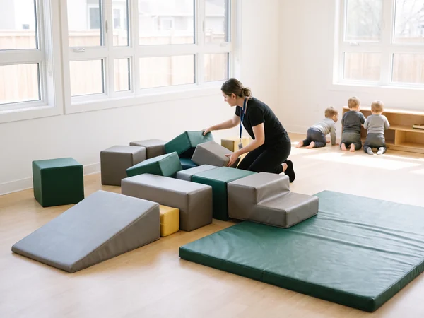 Loose soft play modules for indoor rooms