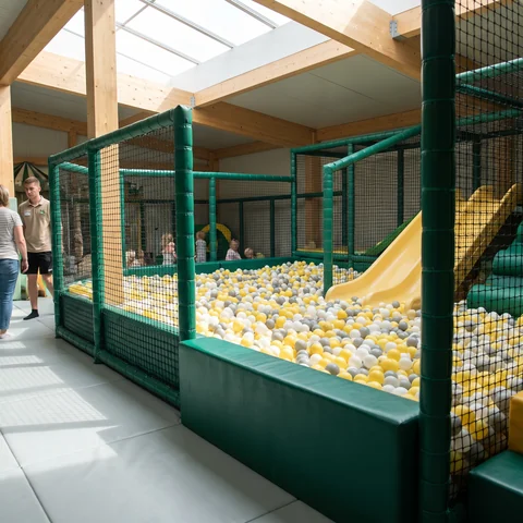 Ball pit with padded walls