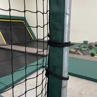 Knotless netting edged and fixed to the court frame